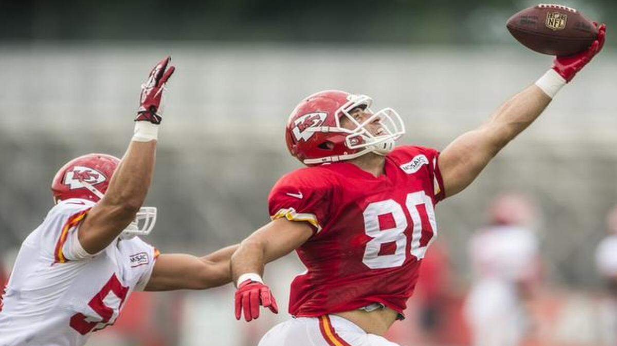 
Kansas City Chiefs tight end Anthony Fasano made a fingertip catch past the defense of linebacker Frank Zombo on Friday morning during training camp in St. Joseph, Mo.
