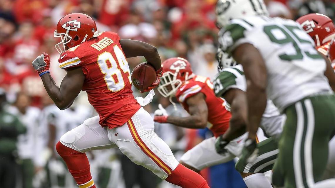 Kansas City Chiefs tight end Demetrius Harris (left) picked up a second-quarter fumble and returned the turnover for a 27-yard touchdown in Sunday’s 24-3 win over the Jets.