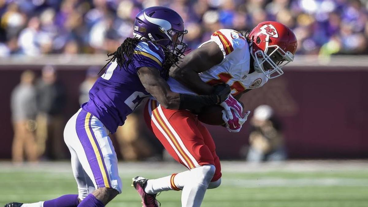 Chiefs wide receiver Chris Conley (17) caught a pass in front of Vikings cornerback Trae Waynes (26) during Sunday’s game in Minneapolis.