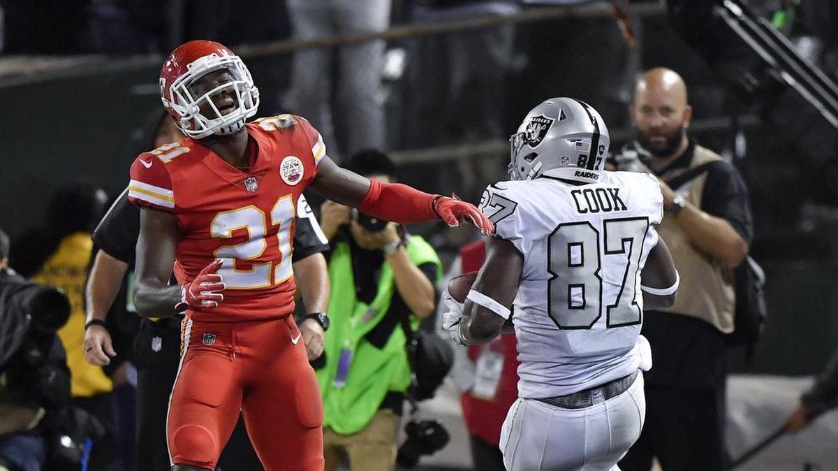 Kansas City Chiefs’ Eric Murray (left) reacted after Oakland Raiders tight end Jared Cook caught a 29-yard pass to the 1-yard line in the fourth quarter of the Chiefs’ loss at Oakland in October.