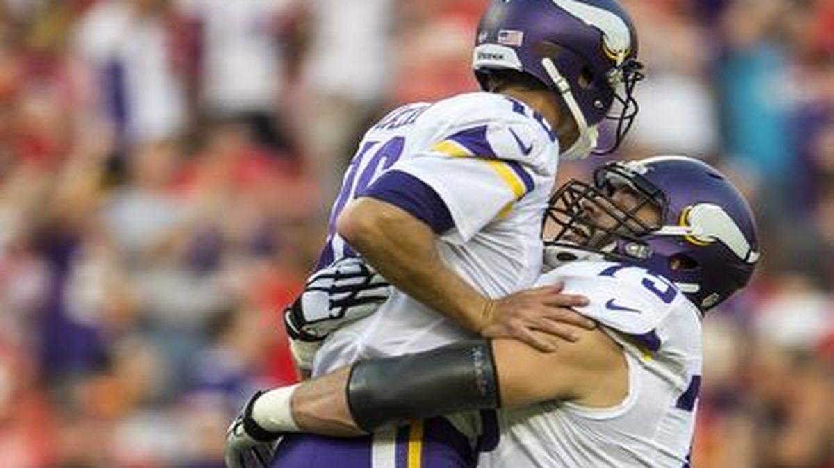 
Minnesota Vikings tackle Matt Kalil (75) lifted Minnesota Vikings quarterback Matt Cassel (16) in the air after Cassel threw a 53-yard first-quarter touchdown pass against the Kansas City Chiefs in a NFL preseason game Saturday at Arrowhead Stadium.
