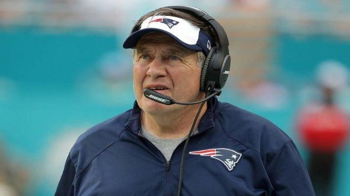 Patriots coach Bill Belichick has to find a way to slow down the streaking Chiefs in Saturday’s playoff game.
