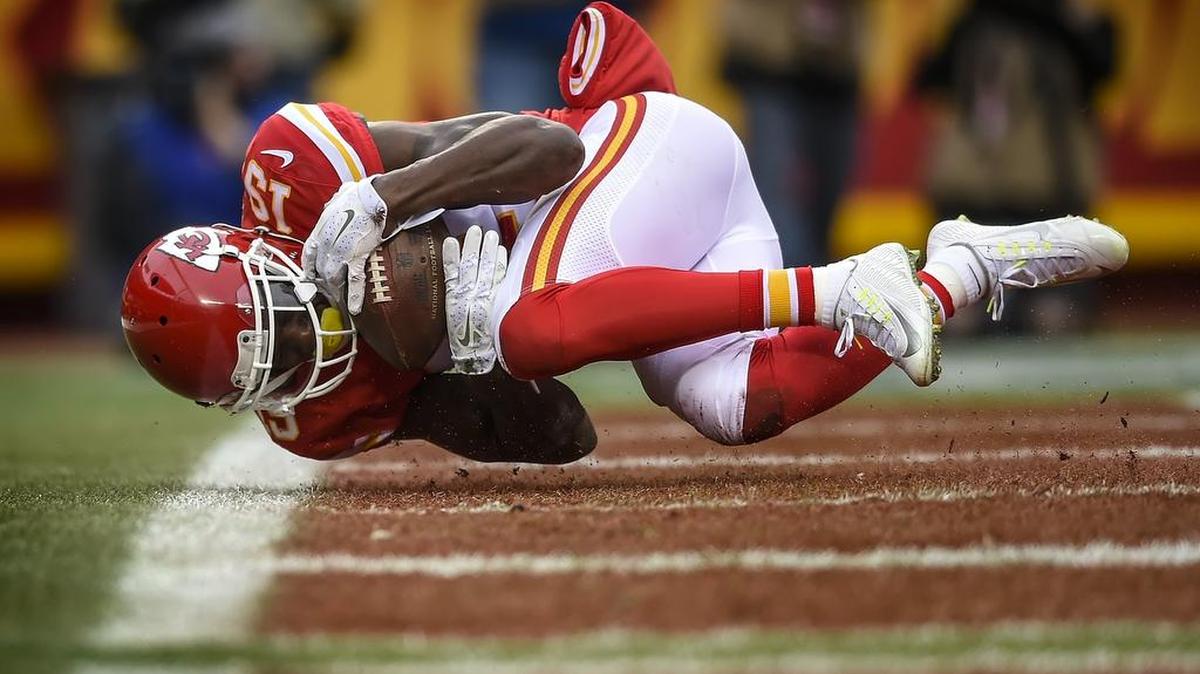 Chiefs wide receiver Jeremy Maclin caught an 11-yard touchdown pass from quarterback Alex Smith in the first quarter against the Browns on Sunday at Arrowhead Stadium.