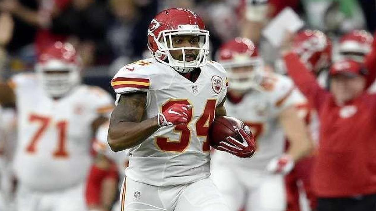 The Chiefs’ Knile Davis returned the opening kickoff 106 yards for a touchdown against Houston in Saturday’s playoff game.