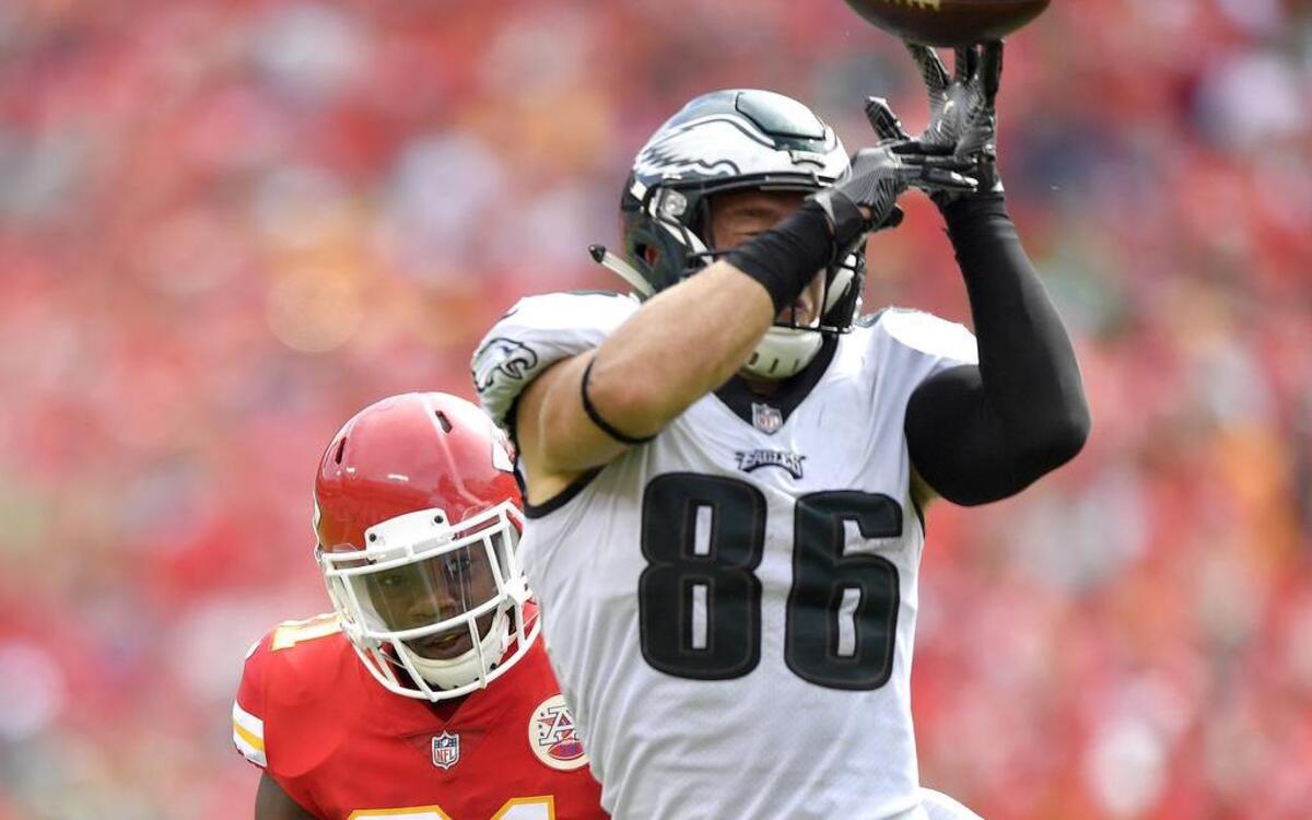 Eagles tight end Zach Ertz couldn’t hang on to a pass in front of Chiefs safety Eric Murray in Sunday’s game at Arrowhead Stadium.