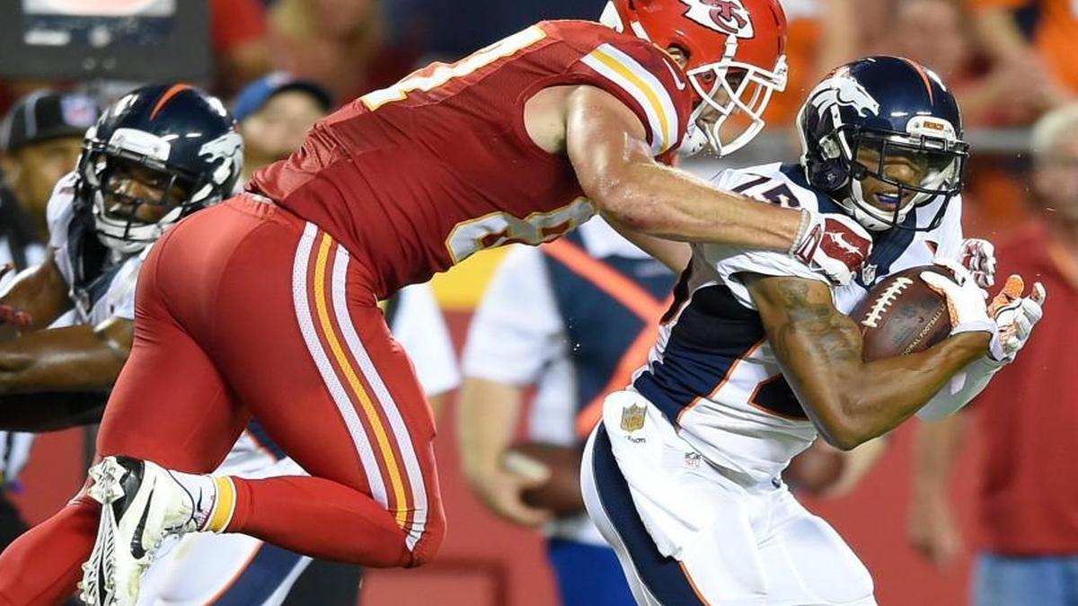 
Chiefs tight end Travis Kelce grabbed Broncos cornerback Chris Harris Jr. (right) after Harris picked off a pass in the fourth quarter of Thursday night’s game.
