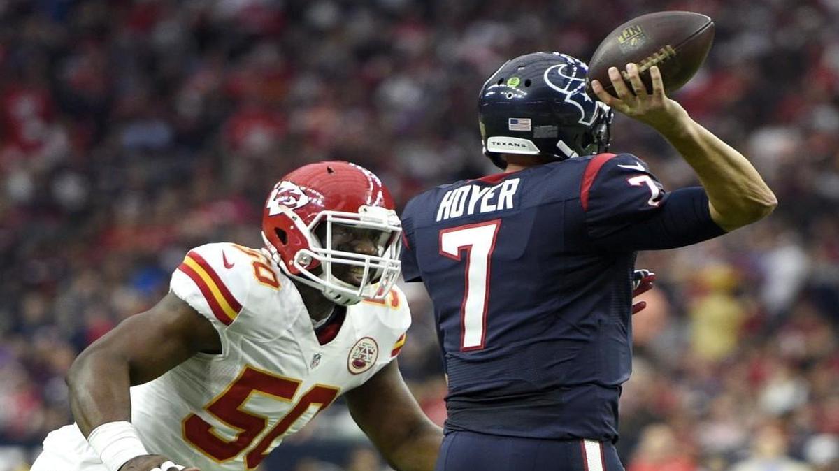 Kansas City Chiefs outside linebacker Justin Houston pressured Houston Texans quarterback Brian Hoyer in a playoff game in January.