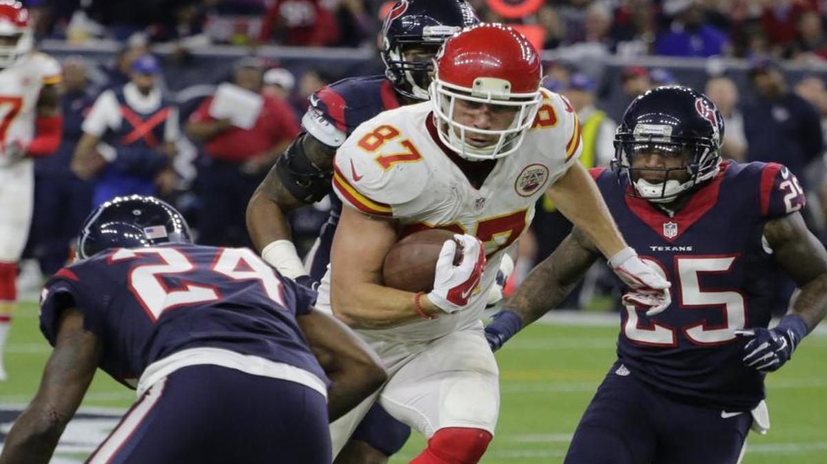 Chiefs tight end Travis Kelce (center) was tough on the Texans’ defense on Saturday.