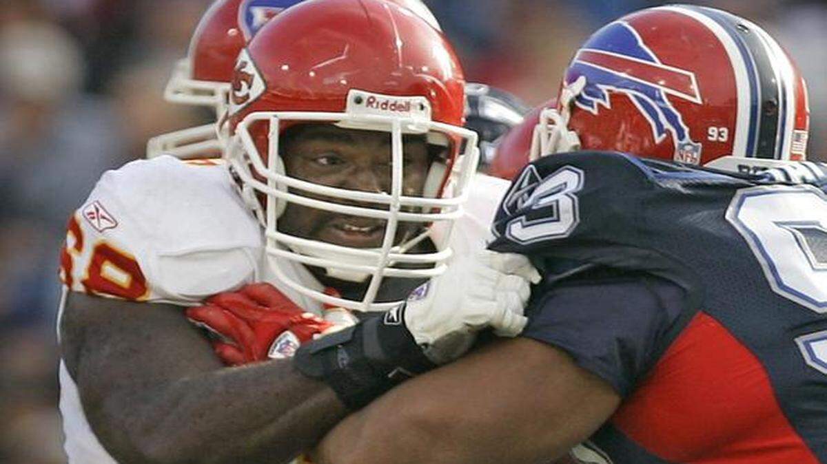 
Kansas City Chiefs guard Will Shields (left) blocked Buffalo Bills defensive tackle Lauvale Sape during a 2005 game. Shields, a Hall of Fame finalist in each of the last three years, is back on the ballot this year.
