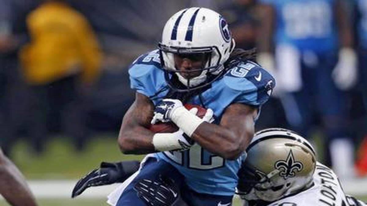 
Tennessee Titans running back Dexter McCluster carried the ball as New Orleans Saints middle linebacker Curtis Lofton tried to tackle him in a preseason game last month.
