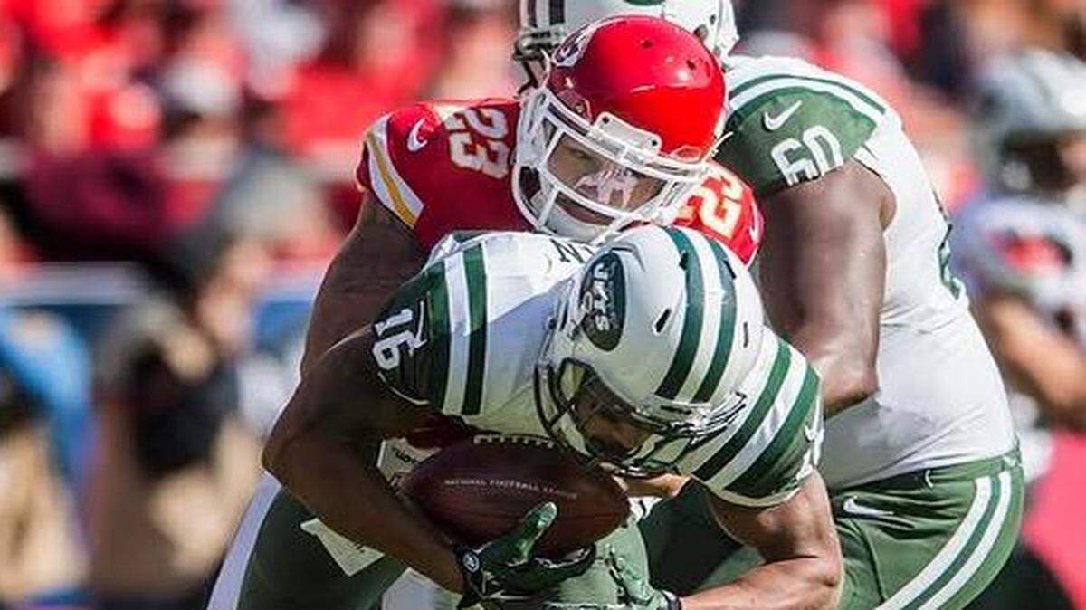 
Chiefs cornerback Phillip Gaines wrapped up Jets wide receiver Percy Harvin in the second quarter of Sunday’s game at Arrowhead Stadium.
