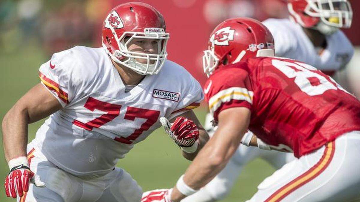 
Kansas City Chiefs defensive end Mike Catapano (left) rushed toward tight end Travis Kelce during training camp.
