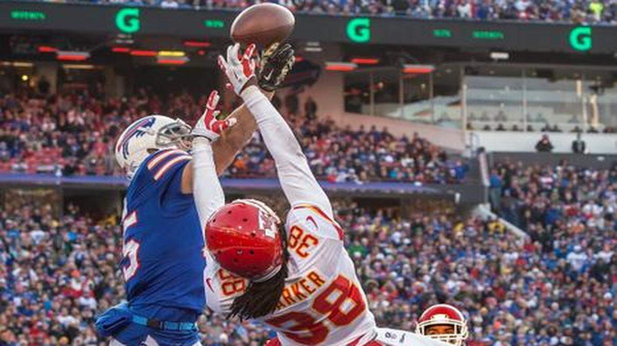 
Chiefs strong safety Ron Parker (38) deflected a pass intended for Buffalo Bills wide receiver Chris Hogan (15) on a fourth-down stop late in the fourth quarter Sunday in Orchard Park, NY. The Chiefs won the game 17-13.

