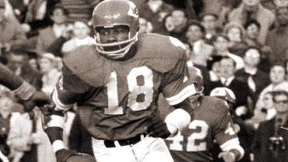 
Tight coverage by cornerbacks such as Hall of Famer Emmitt Thomas (right) has provided Chiefs pass rushers with more time to get to the quarterback.
