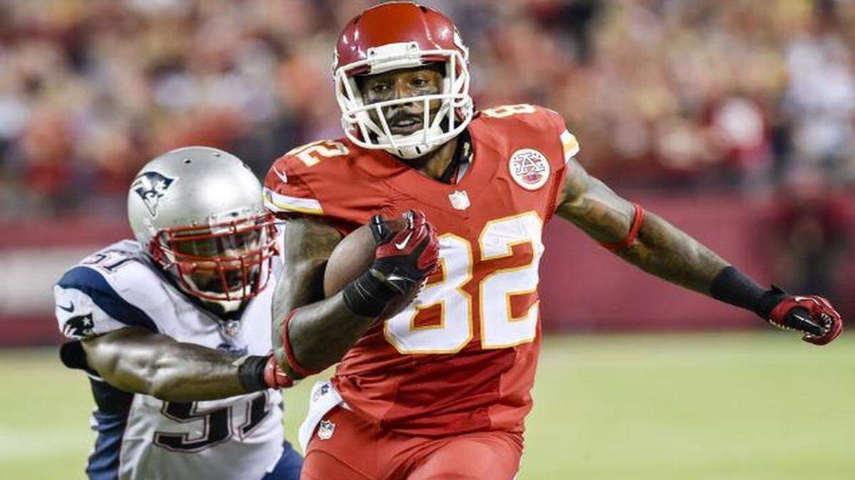 
Kansas City Chiefs receiver Dwayne Bowe kept away from New England Patriots middle linebacker Jerod Mayo during a game on Sept. 29.
