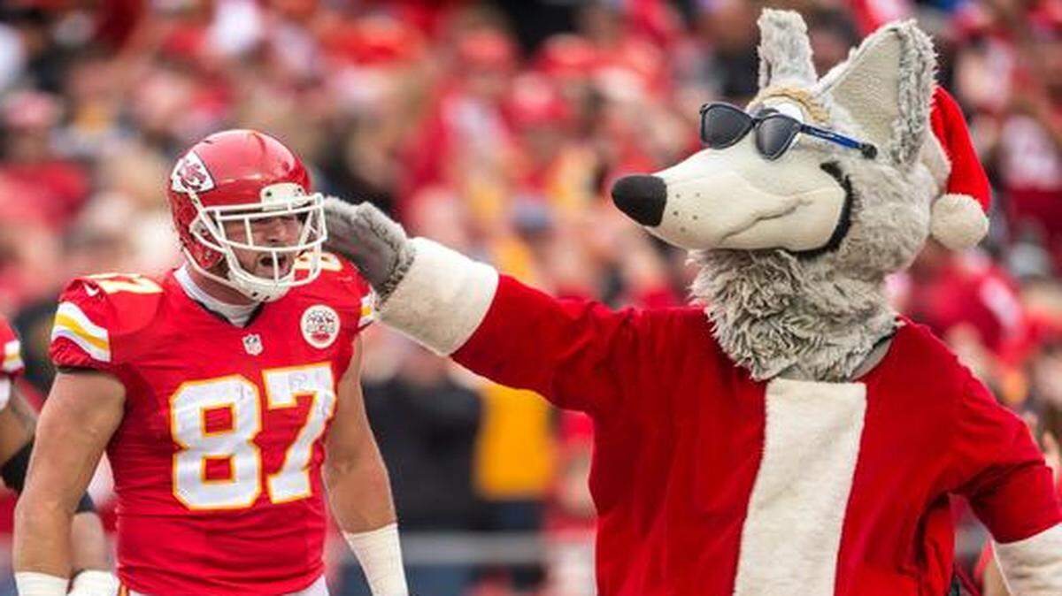 
Chiefs mascot KC Wolf congratulated tight end Travis Kelce (87) after Kelce’s 20-yard third-quarter touchdown reception against the Oakland Raiders on Sunday at Arrowhead Stadium. The Chiefs won the game 31-13 to keep their postseason hopes alive.
