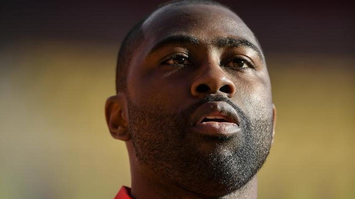 Chiefs defensive back Darrelle Revis jogged during early pregame warmups but is not playing against the Buffalo Bills on Sunday.