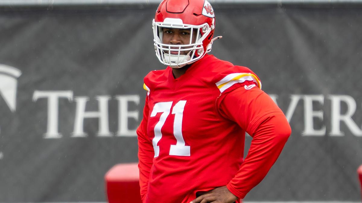 Kansas City Chiefs rookie offensive lineman Josh Simmons (71) participates in stretching exercises during practice at Chiefs’ training facility on Thursday, May 29, 2025, in Kansas City.
