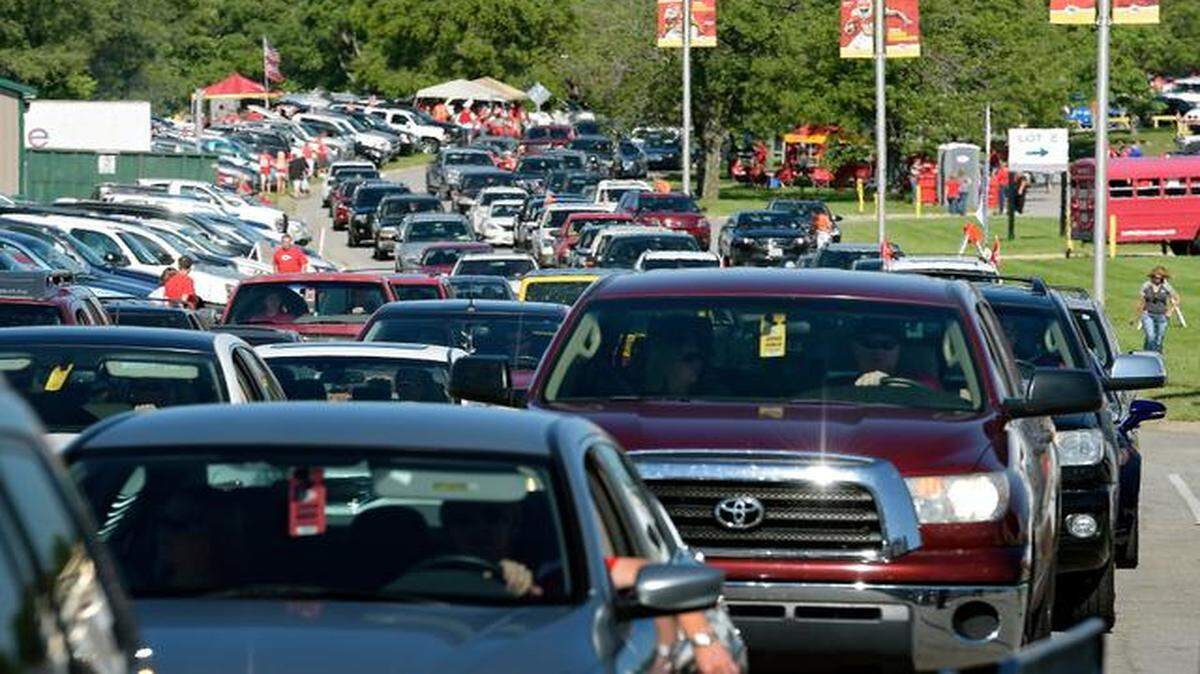 
Drivers made their way around the one-way circle of the Truman Sports Complex before Sunday’s football game between the Kansas City Chiefs and Tennessee Titans at Arrowhead Stadium.
