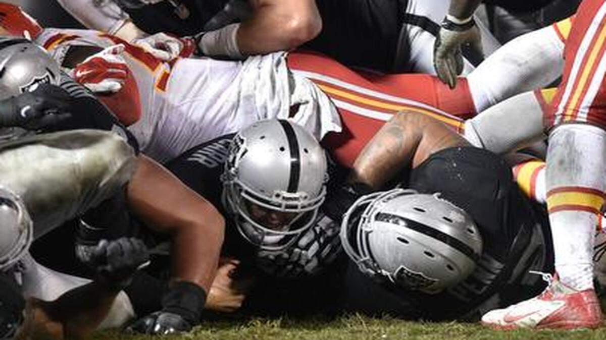 
 Raiders quarterback Derek Carr (4) ran for a first down with 1:46 in the fourth quarter during Thursday's football game against the Chiefs in Oakland, Calif.
