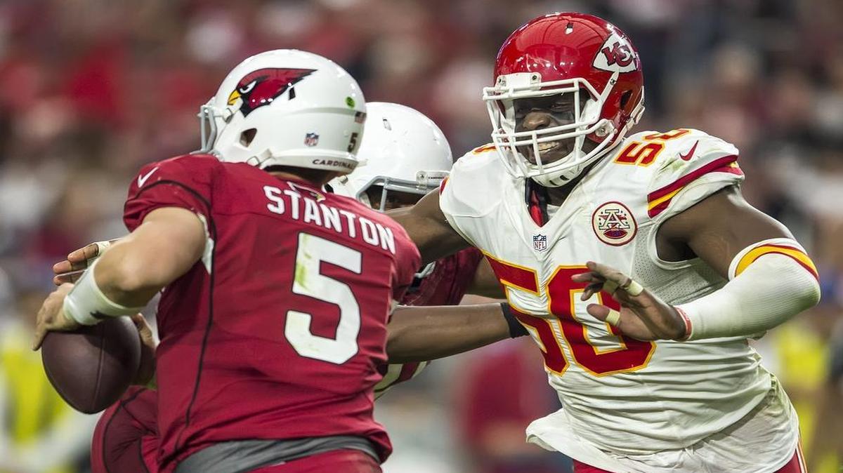 
Kansas City Chiefs outside linebacker Justin Houston rushed Arizona Cardinals quarterback Drew Stanton during a game last December.
