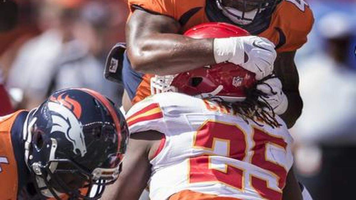 
Kansas City Chiefs running back Jamaal Charles (25) has only 23 yards on 9 carries so far this season. Charles left the game after this first quarter play on a two-yard run against the Denver Broncos on September 14, 2014. Charles did not return and the Chiefs lost 24-17.
