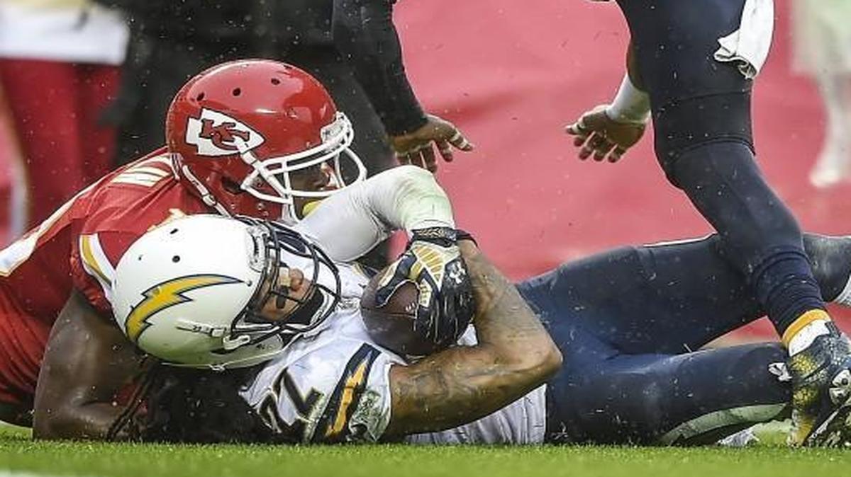Alex Smith’s interception streak came to an end with an interception by San Diego Chargers cornerback Jason Verrett on a pass intended for Kansas City Chiefs wide receiver Jeremy Maclin in the second quarter of Sunday’s game. The Chiefs won, 10-3.