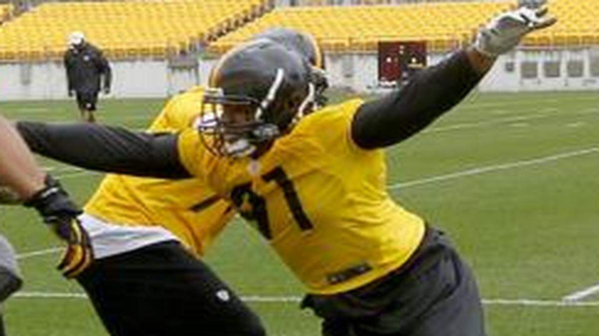 
New Chiefs defensive lineman Nick Williams (right) practiced with the Pittsburgh Steelers during the 2013 offseason.
