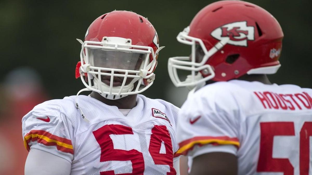 Kansas City Chiefs linebacker Dezman Moses (left).