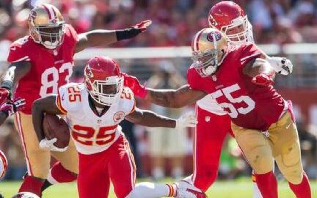 
Chiefs running back Jamaal Charles (25) tried to elude San Francisco 49ers outside linebacker Ahmad Brooks (55) in the first quarter Sunday at Levi’s Stadium in Santa Clara, Calif.
