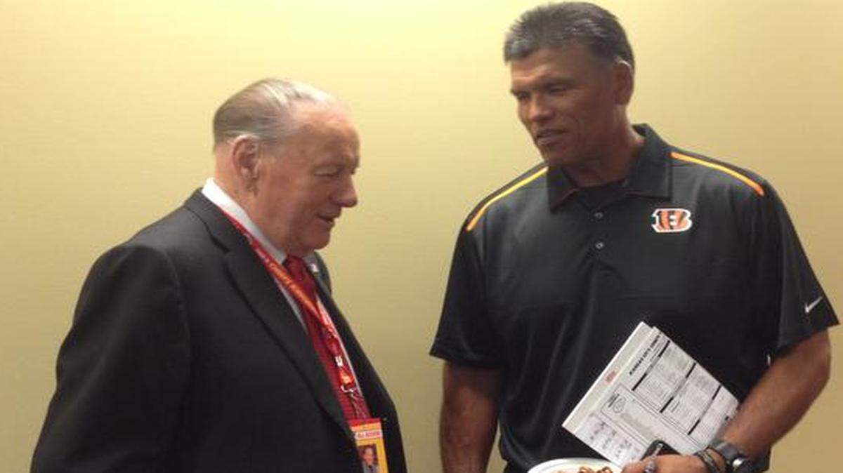 
Before he became a Hall of Fame tackle for the Bengals, Anthony Muñoz (right) was a fan of the Chiefs and quarterback Len Dawson.
