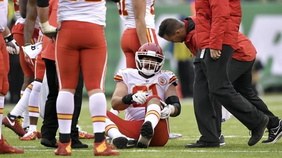 Chiefs center Mitch Morse, seated, left last week’s game against the Jets with a foot injury in the second quarter. He won’t play against the Oakland Raiders on Sunday.