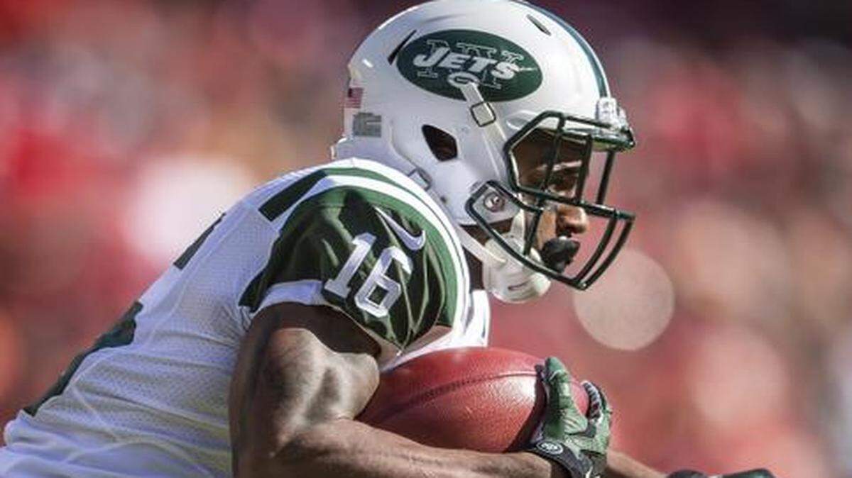 
New York Jets wide receiver Percy Harvin (16) returned a kickoff in the first quarter with Kansas City Chiefs cornerback Phillip Gaines (23) defending on special teams during NFL action on November 2, 2014 at Arrowhead Stadium in Kansas City, Mo. The Chiefs won 24-10.

