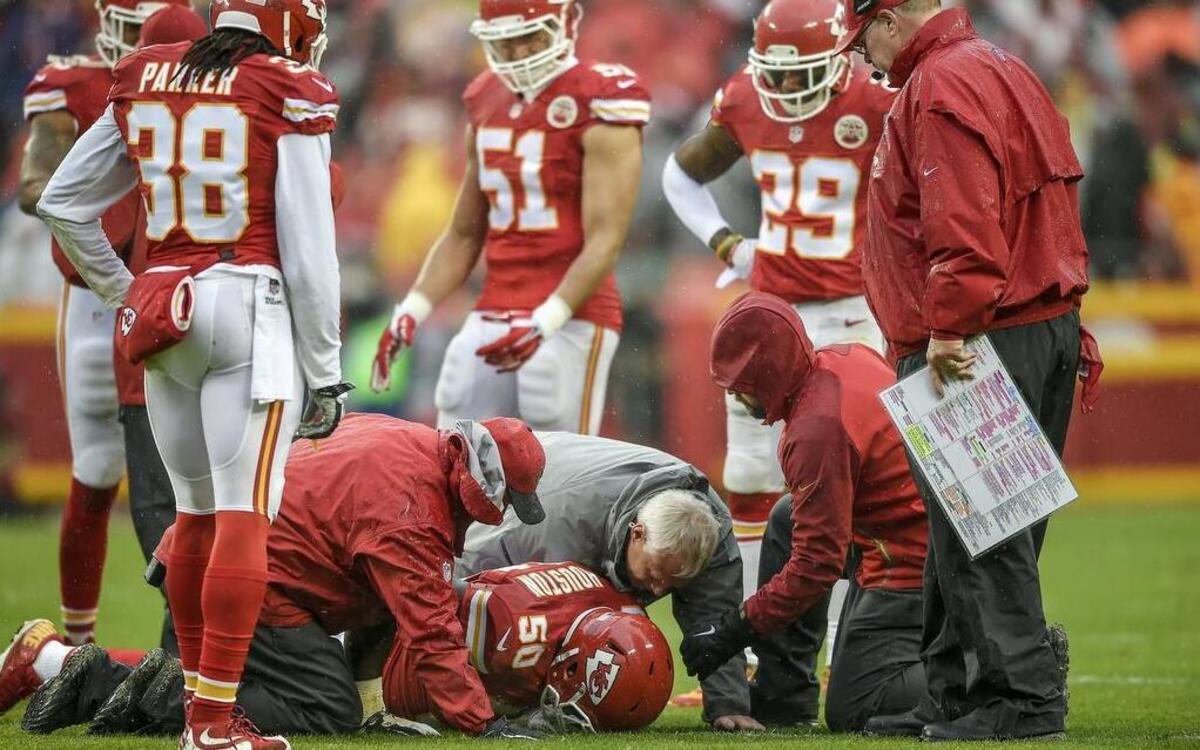 Chiefs linebacker Justin Houston left Sunday’s 30-22 victory over Buffalo in the first quarter because of a knee injury.
