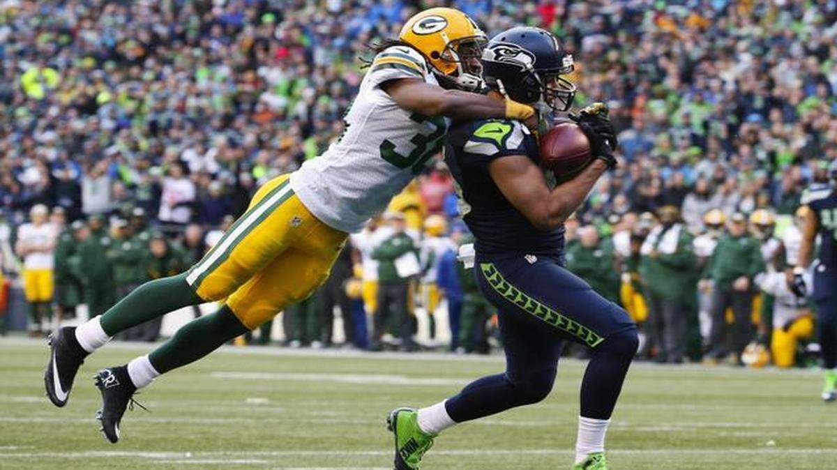 
Seattle Seahawks wide receiver Jermaine Kearse caught the game-winning touchdown with Green Bay Packers cornerback Tramon Williams on his back during overtime of the NFC Championship Game.
