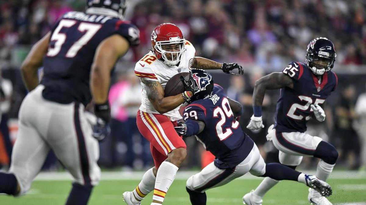 Chiefs receiver Albert Wilson (center), who has been battling a knee injury all week, was downgraded to questionable for Sunday’s game against the Steelers.