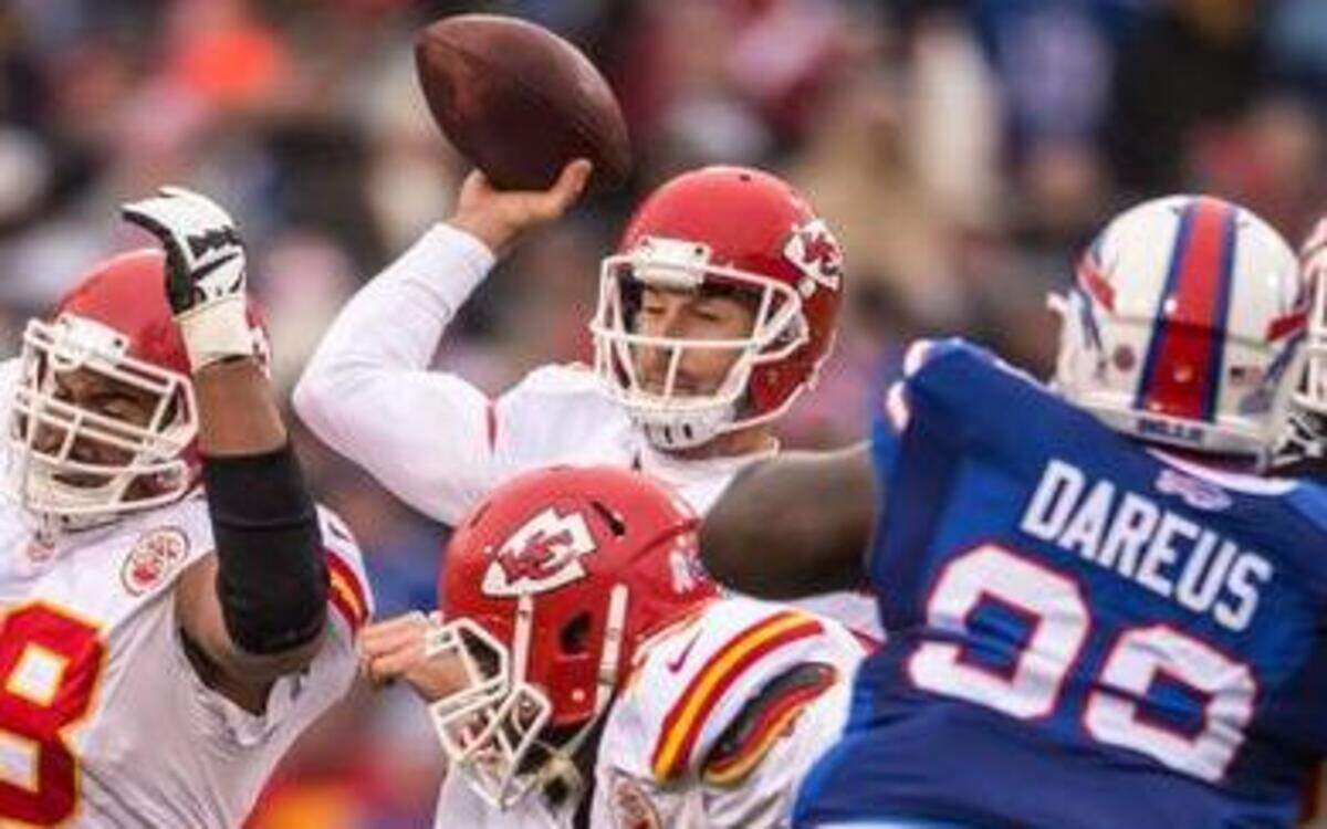 
In Sunday’s 17-13 win over Buffalo, a relentless Bills defense sacked Chiefs quarterback Alex Smith (11) six times, hurried him 10 times and hit him or took him to the ground while throwing at least another half-dozen times. Smith kept bouncing up, completing 17 of 29 passes for 177 yards and rushing for 25 yards, including two critical runs.
