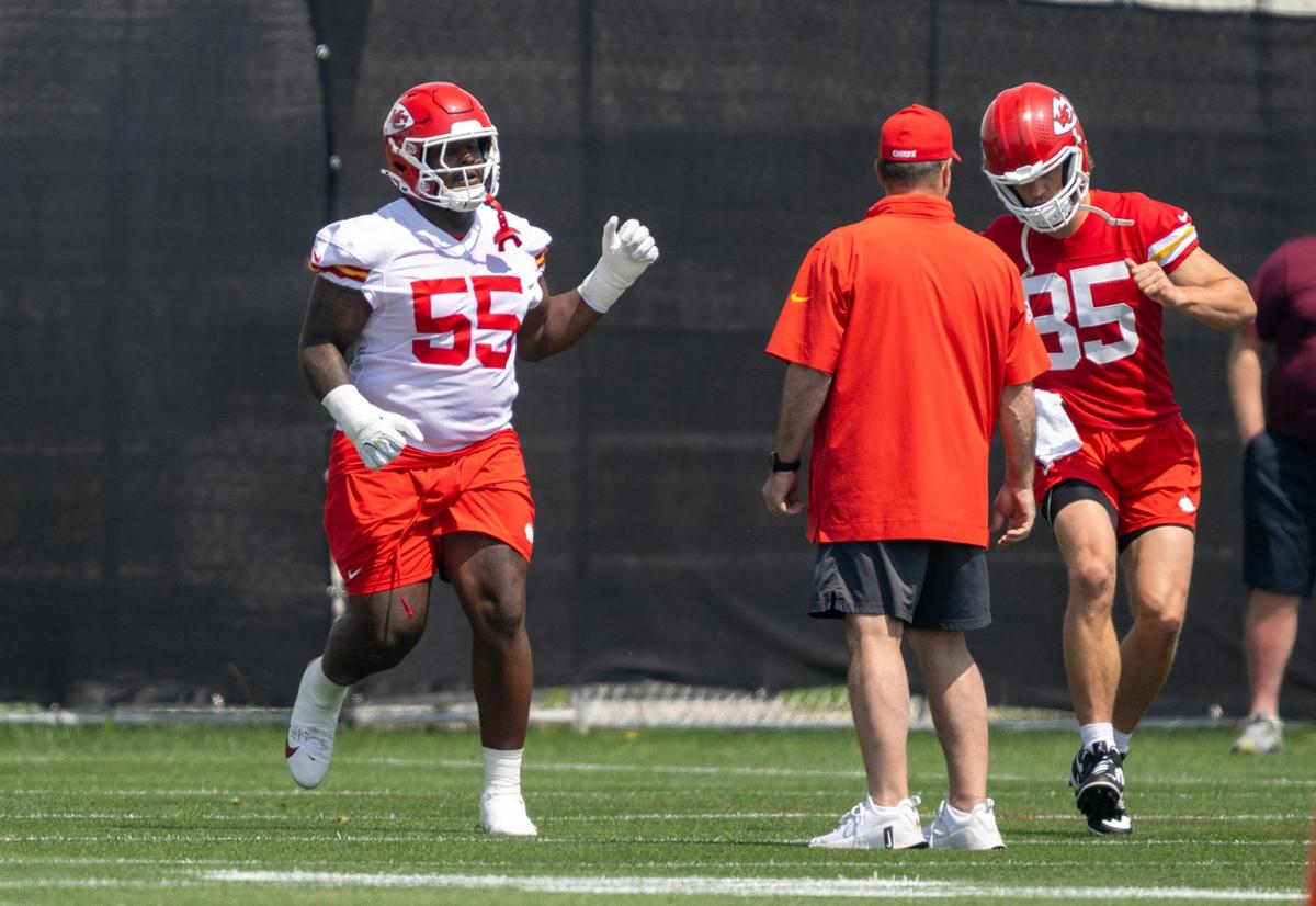 Chiefs defensive tackle Omarr Norman-Lott gets warmed up during practice on Wednesday, June 4, 2025, at the team’s training complex in Kansas City.