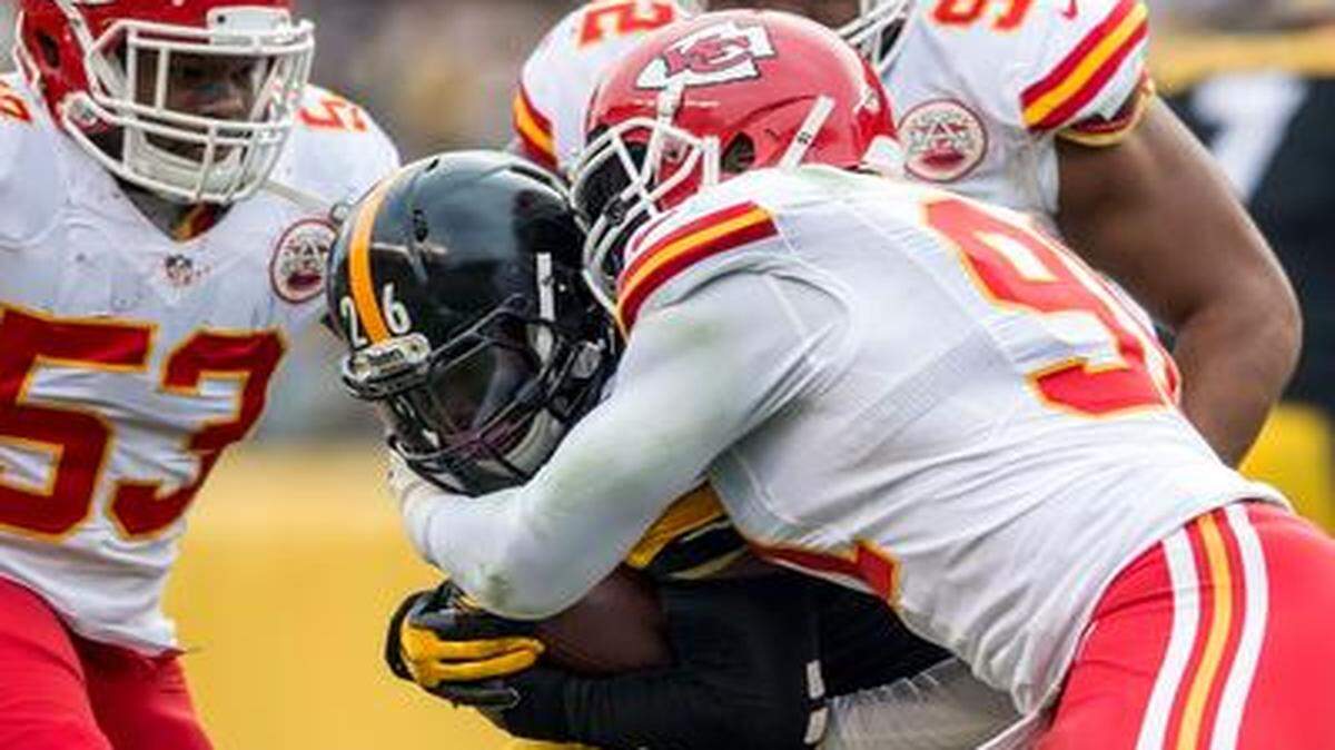 
Pittsburgh’s star running back Le’Veon Bell (26) has touched the ball 348 times for 2,043 yards and 10 touchdowns this season. The Chiefs held Bell to a meager 72 yards on 21 touches on Sunday, and it still wasn’t enough to come away with the victory.
