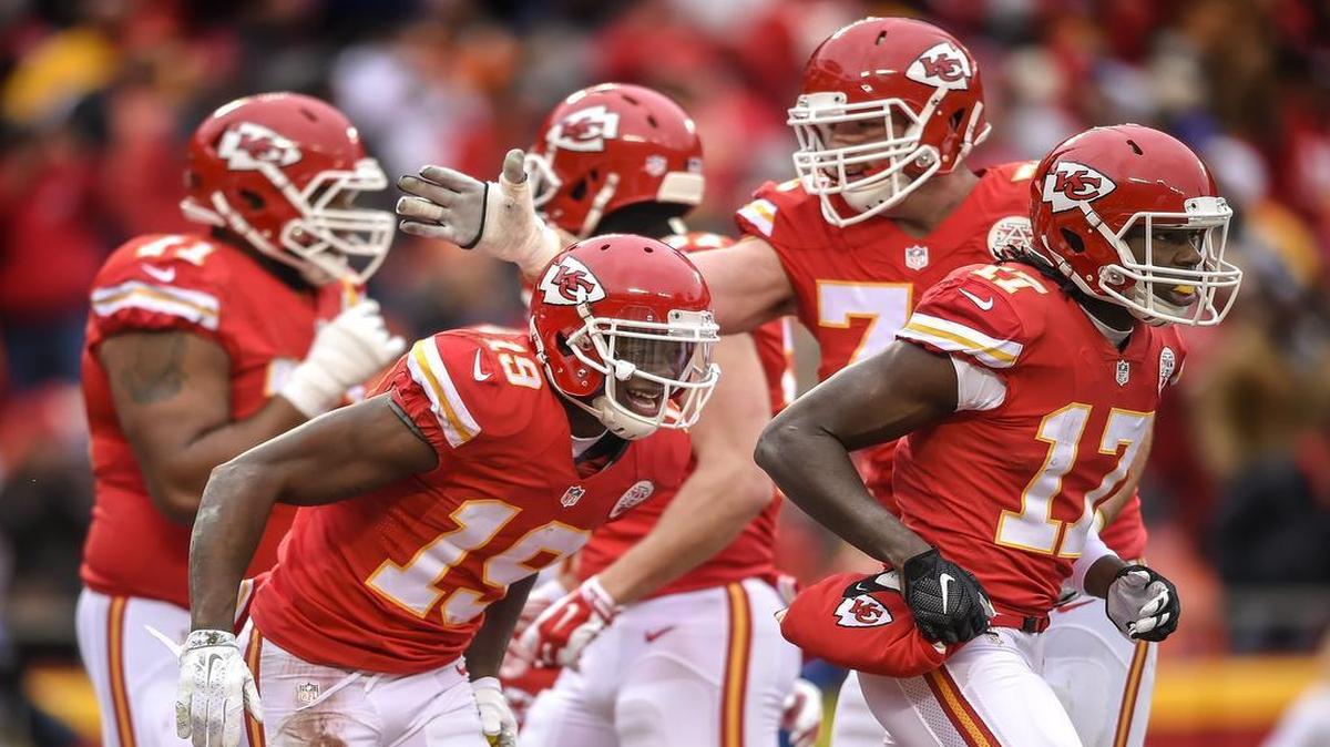 The Chiefs’ 11-game winning streak after a 1-5 start is influenced by the team’s closeness on and off the field, players and coaches say.