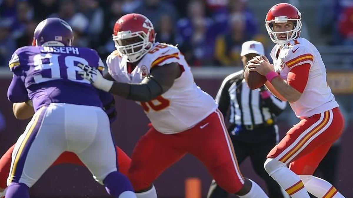 In the Chiefs’ Oct. 18 game against the Vikings, Kansas City offensive lineman Ben Grubbs (center) blocked Linval Joseph of Minnesota while Chiefs quarterback Alex Smith looked for an open receiver.