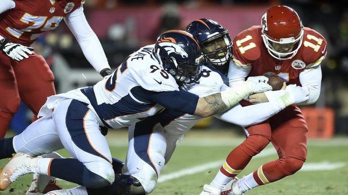 
Linebacker Von Miller (center) and defensive end Derek Wolfe combined for a fourth-quarter sack of Chiefs quarterback Alex Smith on Sunday. The Broncos’ defense was on Smith’s case throughout the game.
