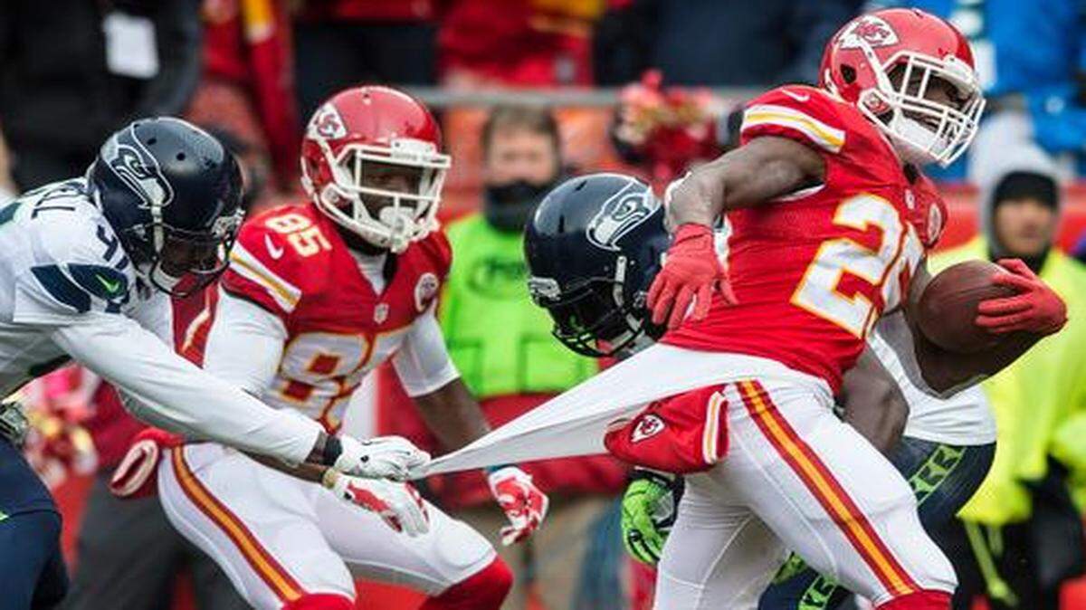 
Kansas City Chiefs running back Jamaal Charles (25) scored a second-quarter touchdown on a 16-yard run, beating Seattle Seahawks cornerback Byron Maxwell (41) on Sunday at Arrowhead Stadium.
