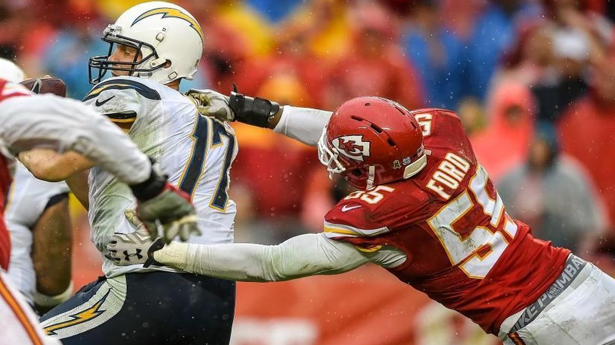 Kansas City Chiefs linebacker Dee Ford pulled down San Diego Chargers quarterback Philip Rivers for a third-quarter sack on Sunday.