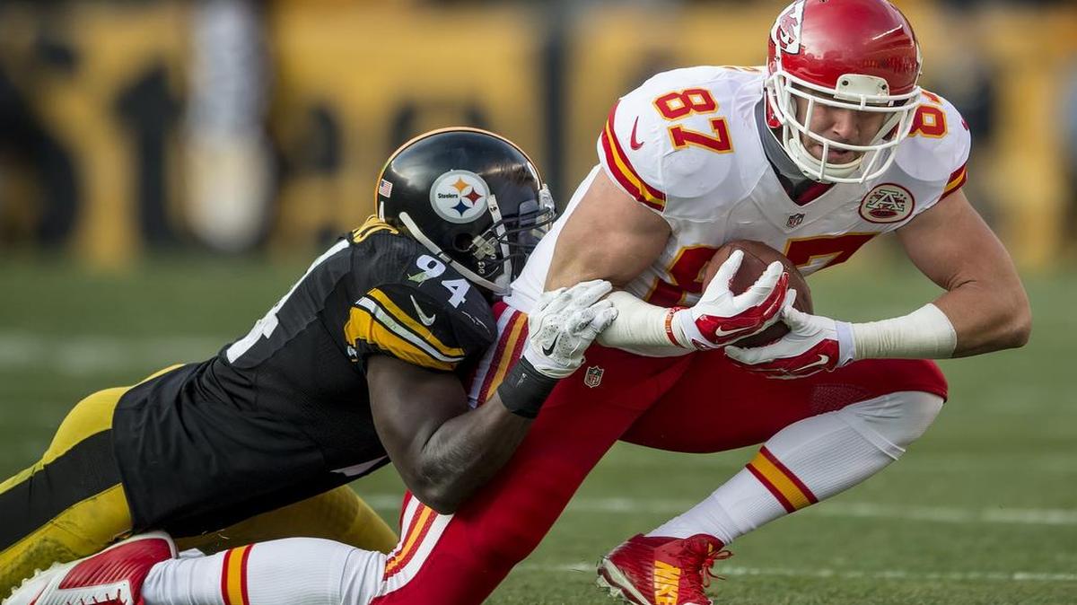 
Kansas City Chiefs tight end Travis Kelce (right) has been working on holding on to the ball this offseason.
