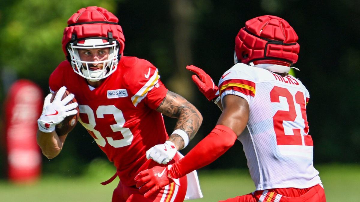 Chiefs tight end Noah Gray (83) runs a play against defensive back Jaden Hicks (21) during training camp at Missouri Western State University on Monday, Aug. 5, 2024, in St. Joseph.