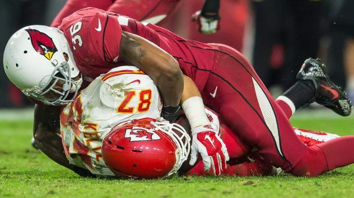 
Chiefs tight end Travis Kelce (87) committed a a critical turnover in the fourth quarter, when he was ruled to have fumbled as he was tackled by Arizona Cardinals strong safety Deone Bucannon (36). The play was reviewed, and the Cardinals were awarded the ball. The Cardinals went on to win the game 17-14.
