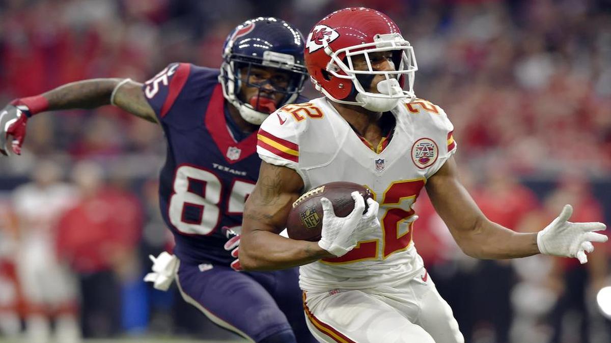 Chiefs cornerback Marcus Peters (right) intercepted a pass intended for Texans wide receiver Nate Washington in the second quarter of a 30-0 AFC Wild Card playoff win Saturday.