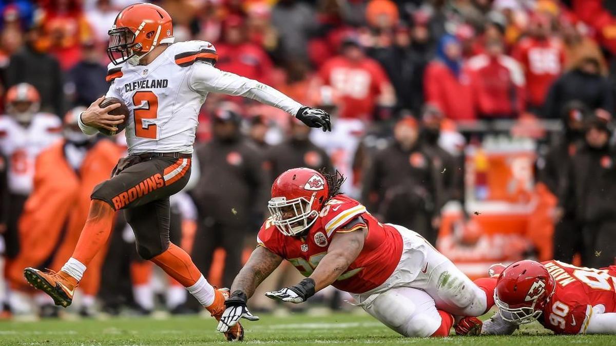 Cleveland Browns quarterback Johnny Manziel eluded the tackle attempts of Kansas City Chiefs defensive end Dontari Poe (92) and inside linebacker Josh Mauga during last Sunday’s game.