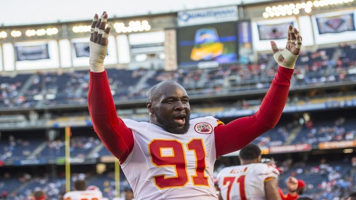 Kansas City Chiefs outside linebacker Tamba Hali celebrated with fans after a win in San Diego last year.